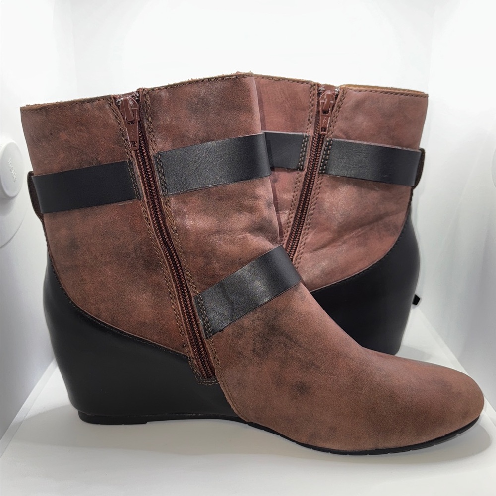 Comfortiva Ramika Leather Wedge Ankle Boots w Buckles Women’s 10 - Picture 5 of 9